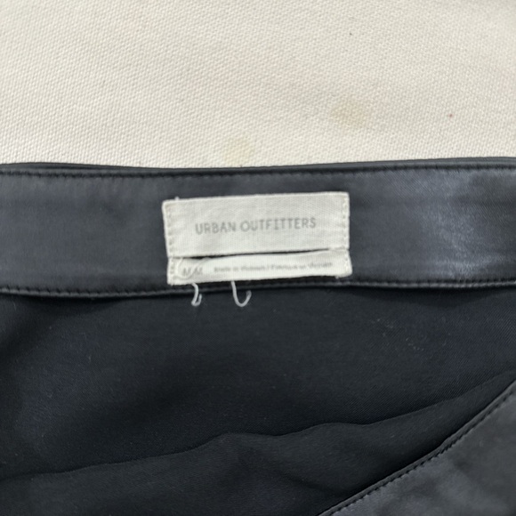 Black mini skirt with lace trim - Picture 2 of 3